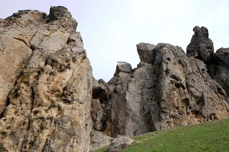 Baku: Candy Mountain, Pink Lake, Besh Barmag Dag and Mosque - What to wear and pack for the route