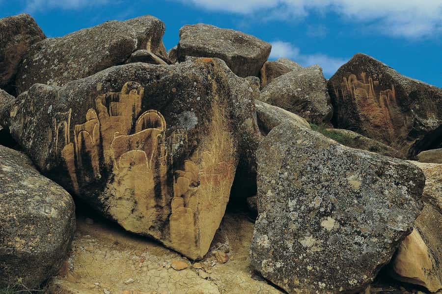 Baku: Gobustan/Absheron guided tour with lunch and tickets - Guides, languages, and the bus
