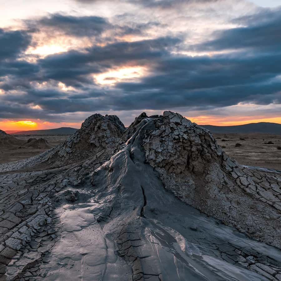 Baku: Gobustan, Mud Volcanoes, Fire Temple, & Yanar Dag Tour - Watching the fire at Yanar Dag