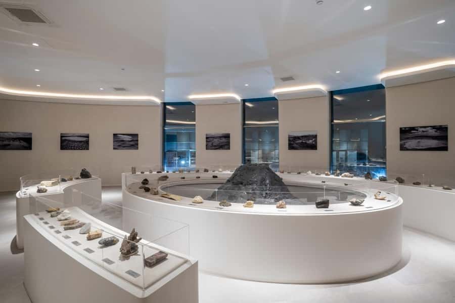 Baku Qobustan Absheron Full Day Guided Tour - The vintage-car ride to the mud volcanoes