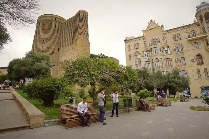 BAKU WALKING tour with the best STREET FOOD and DRINK tasting - What the private format means
