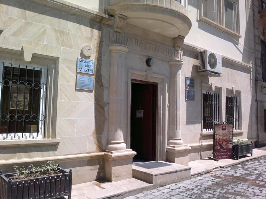 Best of Baku: 4-Hour City Tour Historic and Modern Landmarks - What the guide adds to the experience