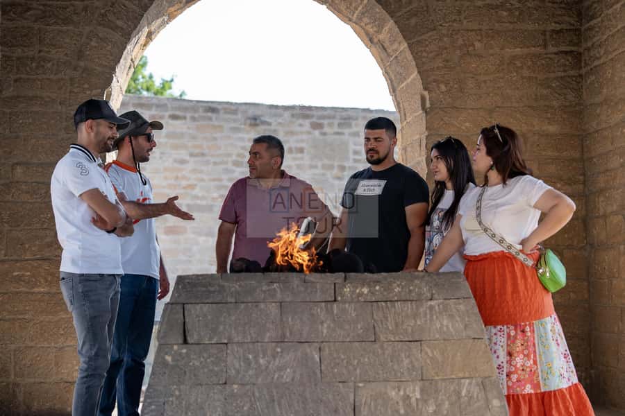From Bakü: Sightseeing - Ateshgah - Yanardag - Gobustan - Why the fire theme makes this Baku day trip special
