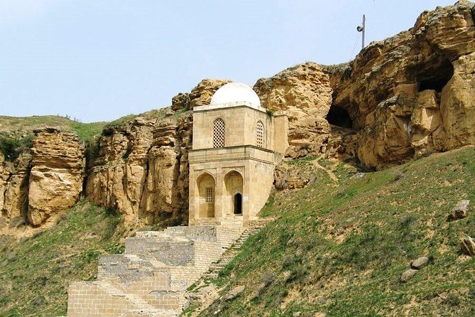 Independent tour to Shamakhi & Lahij - The 15-minute stop at Diri Baba Mausoleum