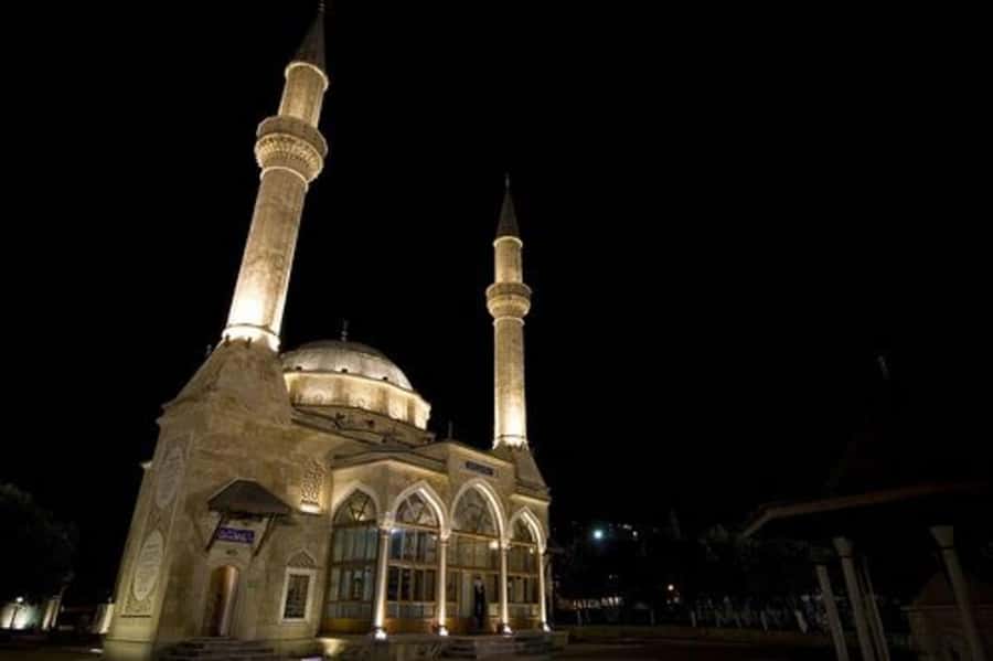 Night Lights of Baku: Guided Tour - The Alley of Martyrs adds weight to the evening