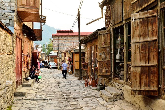 Shamakhi & Lahij Tour - Juma Mosque and the practical rules for entering